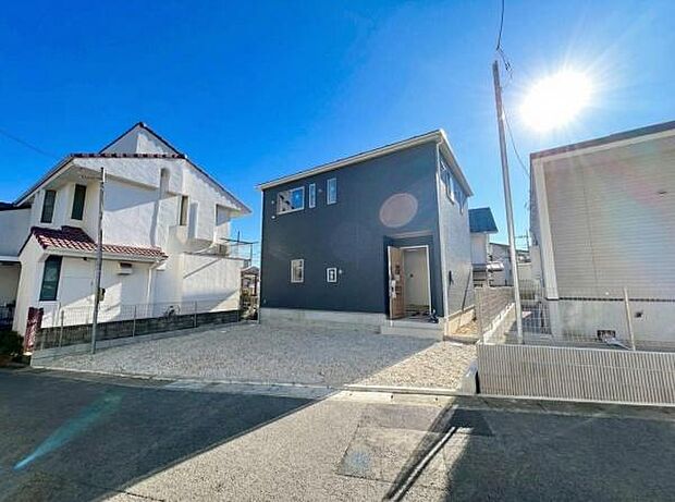 《外観》　■豊かな光が照らすこの場所は、たわいもない会話を楽しみ、ゆったりとした時間を過ごす場所。家族の日常が刻まれる大切な空間です。