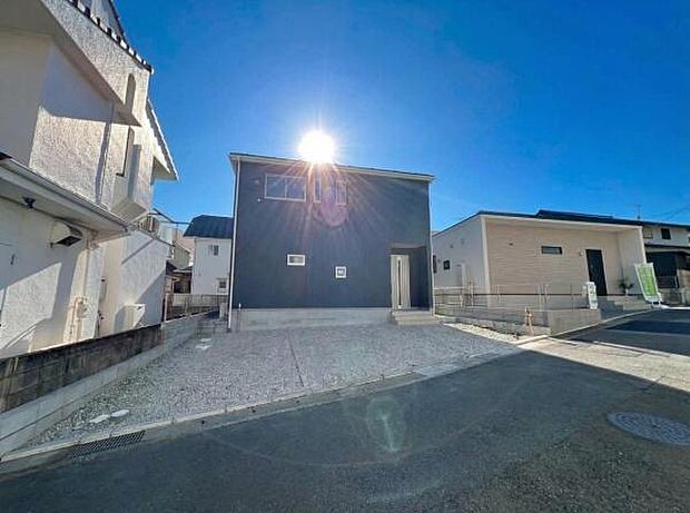 《外観》 ■低層の住宅が立ち並ぶ住宅地内に佇む、スタイリッシュな外観のお住まいです。前面道路の幅員が広く、道路と敷地の間に高低差がないのでお車の出し入れしやすい立地です。