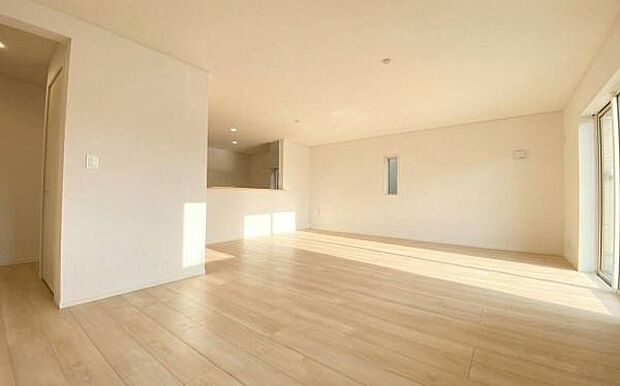 《リビングダイニング》 ■豊かな光が照らすこの場所は、たわいもない会話を楽しみ、ゆったりとした時間を過ごす場所。家族の日常が刻まれる大切な空間です。自然光に溢れるこの空間はリフレッシュにピッタリです。