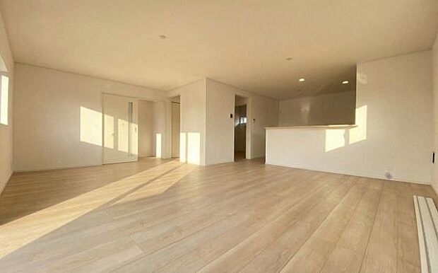 《リビングダイニング》 ■開放的で広いリビング。のびのびとくつろげるリビングは、家族のコミュニケーションの場として、みんなが集まる憩いの場所に。