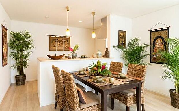 《ダイニングキッチン》 ■人気の対面キッチン。家族団らんの食卓。本画像は家具や小物の配置をCGで作成しており、実際に現地に家具は置かれておりません。また、価格に家具は含まれておりません。