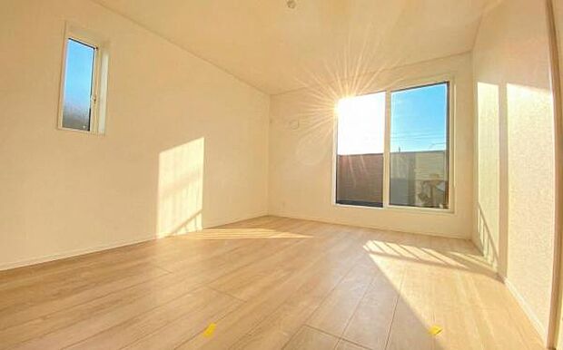 《子供部屋》 ■清潔感あふれる白壁と、温かみのあるフローリングが織りなす洋室。バルコニーへ続く大きな窓から光と風が届き、毎日の暮らしに豊かさと安らぎをもたらします。