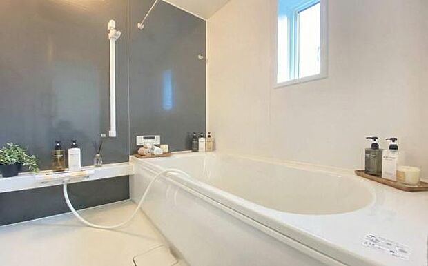 《浴室》 ■ホテルライクな上質バスタイムが毎日叶う!温もりと清潔感が融合した広々浴室。湯船に身を沈めれば、疲れが溶けていく贅沢なひとときを。(小物をCGで作成、実際に小物は配置されていません)