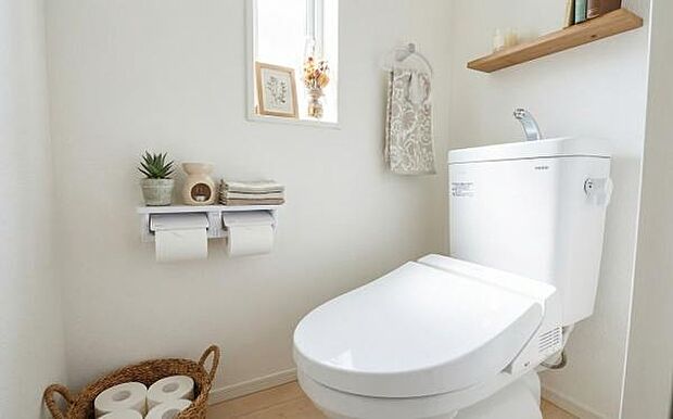 《トイレ》 ■清潔感あふれる温水洗浄便座付きトイレ。ナチュラルな雑貨が彩る癒しの空間は、毎日の暮らしに心地よいゆとりをもたらします。(小物をCGで作成、実際に小物は配置されていません)