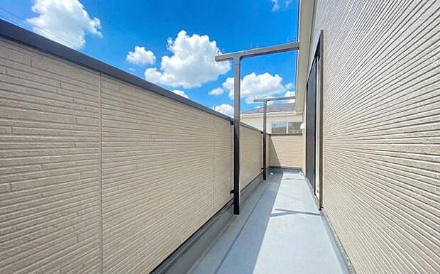 《バルコニー》 ■陽当りも良く、長時間日が当たるので、洗濯物も良く乾きそうです。目の前には気持ちの良い青空が、夜には綺麗な星空が広がります。