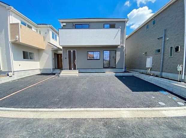 《駐車場》 ■駐車場2台可能。前面道路が広く、間口もゆったり。駐車が苦手なママもらくらく停められます。