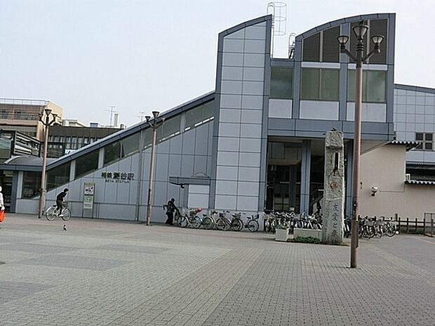 相鉄線瀬谷駅まで1380m、地下1階・地上10階建ての「ライブゲート瀬谷」が屋根付きのペデストリアンデッキで駅と直結された。1・2階は商業施設。