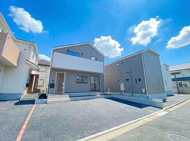 《外観》 ■一戸建ての多いエリア、静かで落ち着いた雰囲気。シンプルで美しいフォルム空気までクリーンになるような佇まい。心地よいライフスタイルが実現できるそんな予感。