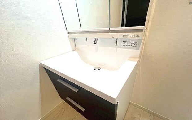 《洗面化粧台》 ■使いやすいシャープなデザインの洗面化粧台。