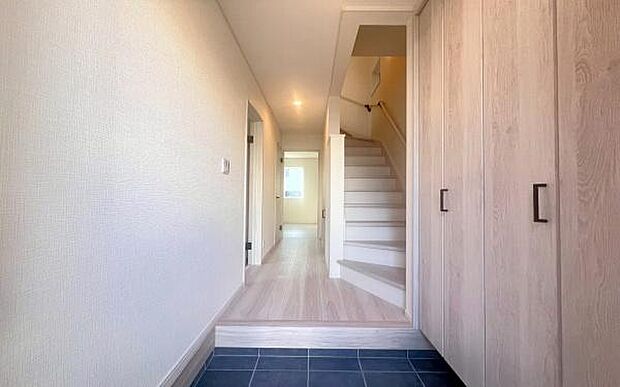 《玄関》 ■玄関を開けると、エントランスホールがお出迎え。上がりがまちやシューズボックスがゆったりと構え、心地よさに包まれます。