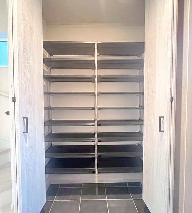 《シューズBOX》 ■たっぷり収納できる玄関横のシューズBOX。多段棚で靴の整理がしやすく、玄関まわりをすっきりキープ。明るい木目調の扉がおしゃれで、毎日の暮らしが快適に。