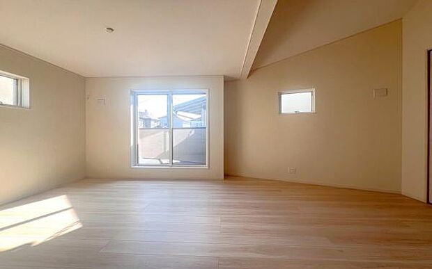 《リビングダイニング》 ■明るく開放的な吹抜けのあるリビング。フローリングは明るめの色調で空間に広がりを持たせています。贅沢な空間での生活はいかがですか。。