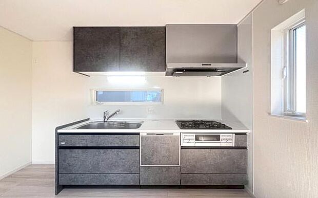 《システムキッチン》 ■家族が集う楽しく親子の会話も弾むキッチン。明るく清潔で使い勝手のいいキッチンには、いつも家族の笑顔があふれています。