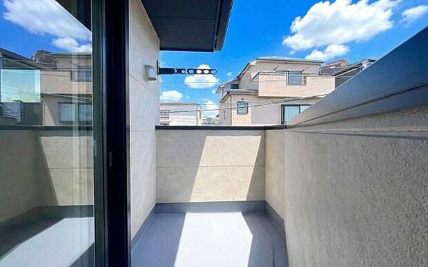 《バルコニー》 ■さわやかな風が通り暖かい光がふりそそぐバルコニー