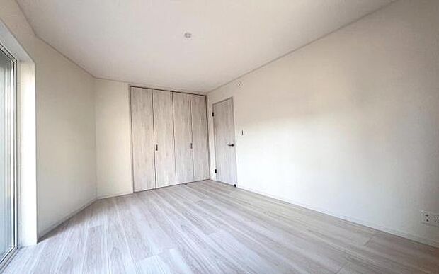 《洋室》 ■くつろぎの場としてだけでなく、趣味や仕事のパーソナルスペースとしても活躍する洋室。個の時間をたっぷり楽しめる快適空間です。収納もたっぷりで時間を忘れて、趣味に仕事に遊びに没頭出来そうです。