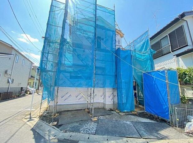 《外観》　■低層の住宅が立ち並ぶ住宅地内に佇む、スタイリッシュな外観のお住まいです。前面道路の幅員が広く、道路と敷地の間に高低差がないのでお車の出し入れしやすい立地です。