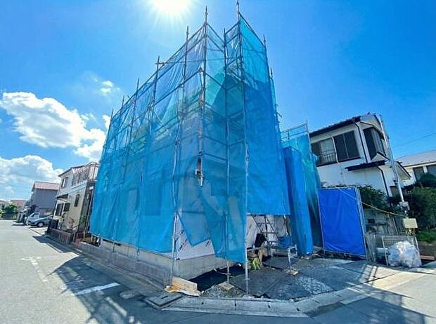 《外観》　■一戸建ての多いエリア、静かで落ち着いた雰囲気。シンプルで美しいフォルム空気までクリーンになるような佇まい。心地よいライフスタイルが実現できるそんな予感。