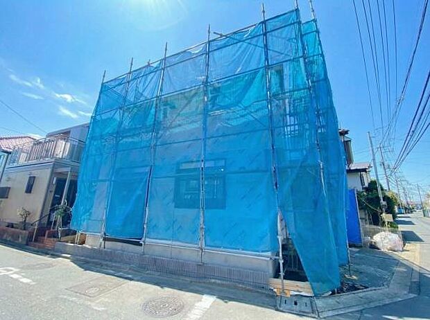 《外観》　■豊かな光が照らすこの場所は、たわいもない会話を楽しみ、ゆったりとした時間を過ごす場所。家族の日常が刻まれる大切な空間です。