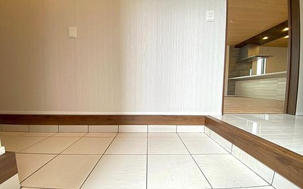 《玄関》 ■玄関を開けると、エントランスホールがお出迎え。上がりがまちやシューズボックスがゆったりと構え、心地よさに包まれます。