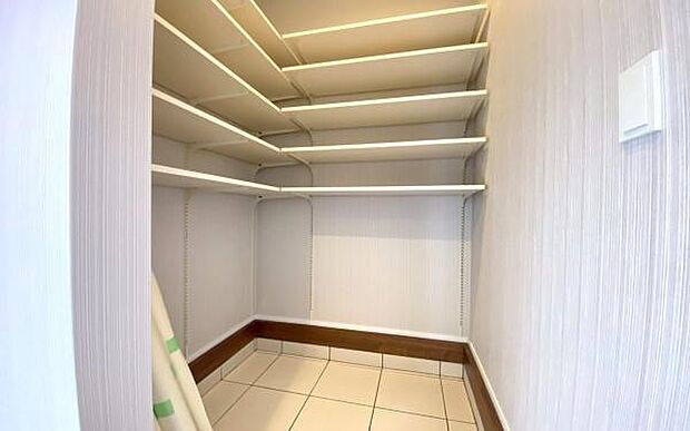 《シューズインクローク》 ■人気のシューズインクローク。中は可動棚になっており、靴の収納はもちろんの事、ゴルフバッグや防災用品、アウトドア用品、ベビーカーまでラクラク収納が可能です。