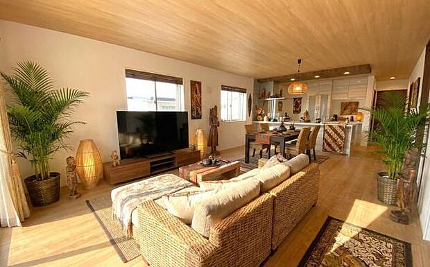 《リビングダイニング》 ■本画像は家具や小物の配置をCGで作成しており、実際に現地に家具や小物は置かれておりません。また、価格に家具や小物は含まれておりません。