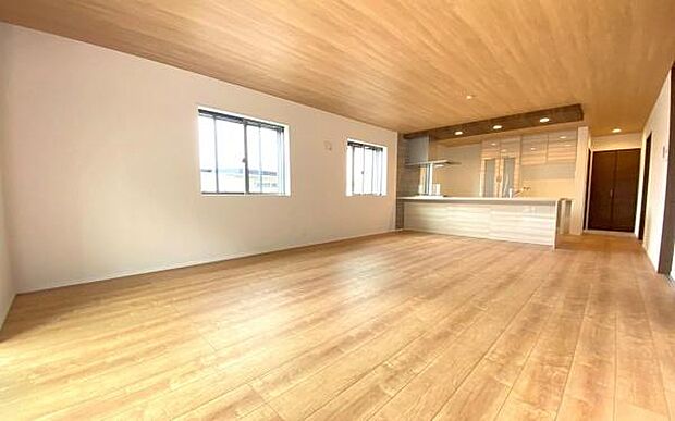 《リビングダイニング》 ■開放的で広いリビング。のびのびとくつろげるリビングは、家族のコミュニケーションの場として、みんなが集まる憩いの場所に。