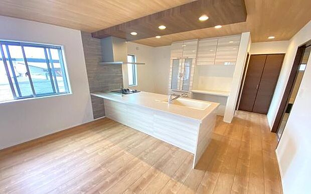 《ダイニングキッチン》 ■会話を楽しみながら食事を味わう。一緒にいる時間が楽しい空間。カフェにいるような気分で毎日を過ごしたい。家族でいる時間を柔らかに包み込むインテリア。