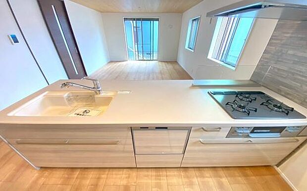 《システムキッチン》 ■大型冷蔵庫や食器棚を置いても余裕なスペース。奥様の料理の腕も上がりそうな予感。スライド収納付きで、フライパンやお鍋の出し入れもスムーズ。