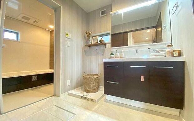 《洗面化粧台》 ■ホワイトの洗面化粧台は三面鏡付き朝の準備がぐっとスマートに。ウッドシェルフとの絶妙なコーディネートがナチュラルな心地よさを演出(小物はCGで作成、小物は現地に配置されていません)