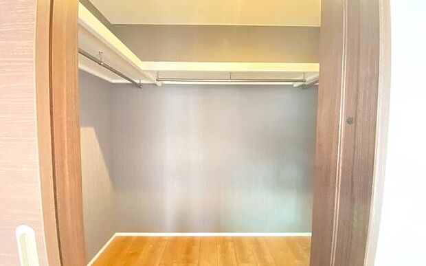 《ウォークインクローゼット》 ■大容量のウォークインクローゼットをご用意。衣類だけでなく、遊び道具やトランクなどの旅行用品の収納にも重宝します。