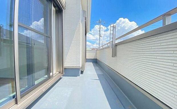 《バルコニー》 ■陽当りも良く、長時間日が当たるので、洗濯物も良く乾きそうです。目の前には気持ちの良い青空が、夜には綺麗な星空が広がります。