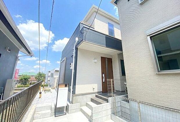 《外観》 ■一戸建ての多いエリア、静かで落ち着いた雰囲気。シンプルで美しいフォルム空気までクリーンになるような佇まい。心地よいライフスタイルが実現できるそんな予感。