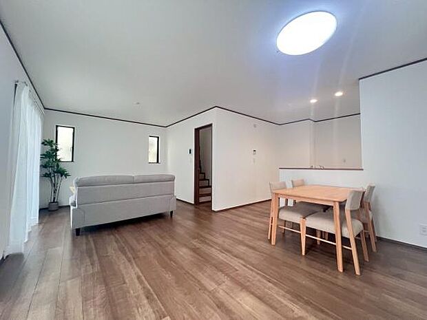 《リビングダイニング》 ■上質な時間を育む暮らしのメインステージ。寛ぎとご家族とのコミュニケーションを育む居心地のよい場所。この明るい空間は家族に安らぎを与えて、落ち着いた心地よい空間になるでしょう。