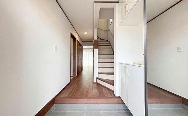 《玄関》　■玄関を開けると、エントランスホールがお出迎え。上がりがまちやシューズボックスがゆったりと構え、心地よさに包まれます。