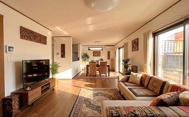 《リビングダイニング》　■明るく開放的なリビング。本画像は家具家電や小物の配置をCGで作成しており、実際に現地に家具家電や小物は置かれておりません。また、価格に含まれておりません。