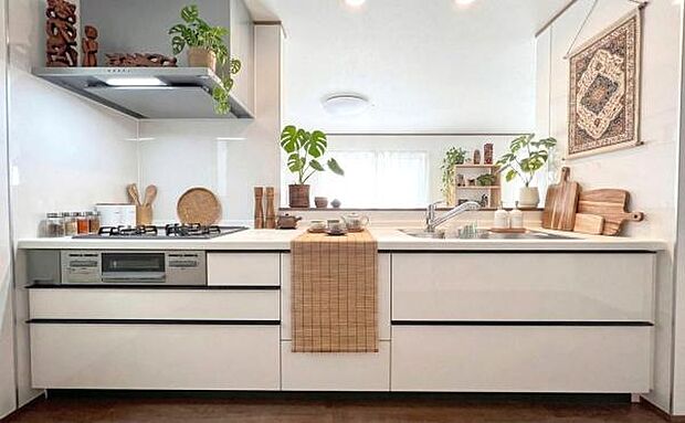 《システムキッチン》　■ホテルのキッチンのような贅沢な空間。ホワイトをベースに上質なデザイン収納で暮らしをワンランク上げます。（小物をCGで作成、実際に小物は配置されていません）