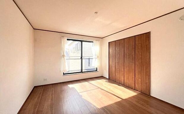 《子供部屋》　■清潔感あふれる白壁と、温かみのあるフローリングが織りなす洋室。バルコニーへ続く大きな窓から光と風が届き、毎日の暮らしに豊かさと安らぎをもたらします。