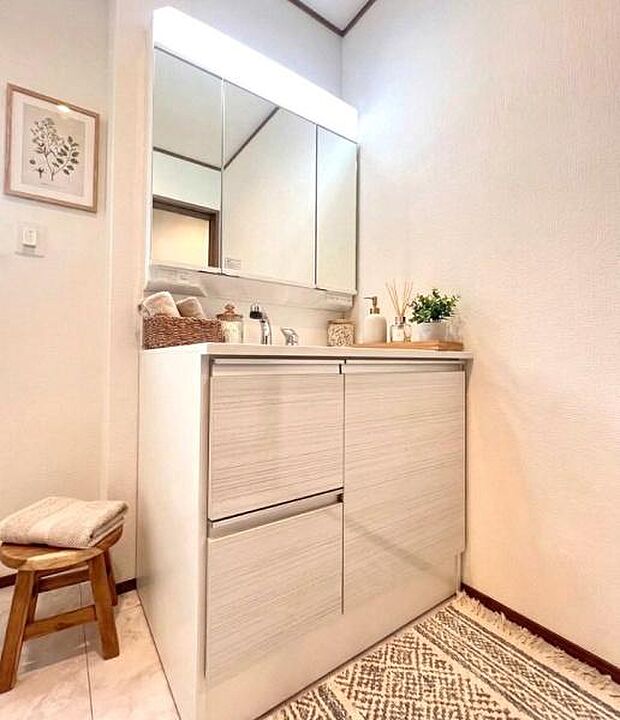 《洗面化粧台》■洗練されたデザインのおしゃれな洗面化粧台。広々とした空間が、贅沢なひとときを演出します。快適さと美しさを兼ね備えた洗面所（小物をCGで作成、実際に小物は配置されていません）