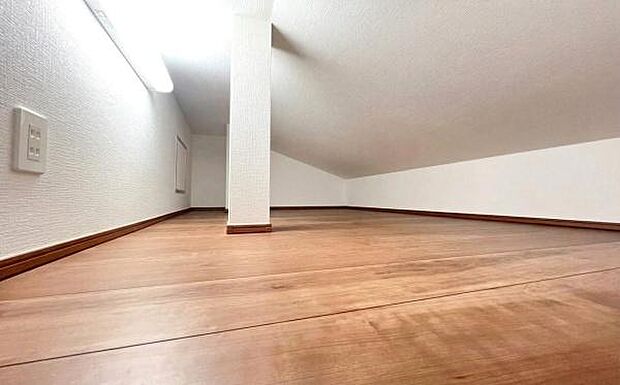 《ロフト》　■収納力のあるゆとりのロフト。季節物やお子様との思い出をしっかり収納でき重宝します。お子様にとっては特別な秘密基地にも。