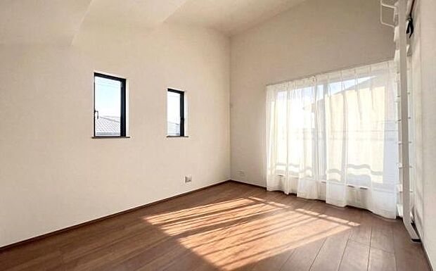 《洋室》　■ナチュラルトーンのフローリングと白壁が織りなす、明るく温かな洋室。窓から差し込む柔らかな光が、日々の暮らしをやさしく包み込みます。