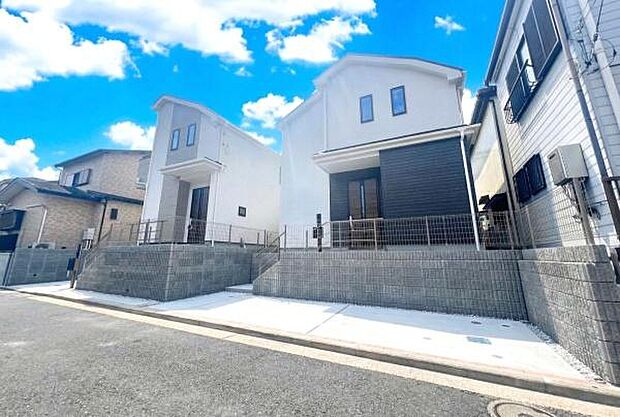 《外観》　■一戸建ての多いエリア、静かで落ち着いた雰囲気。シンプルで美しいフォルム空気までクリーンになるような佇まい。心地よいライフスタイルが実現できるそんな予感。