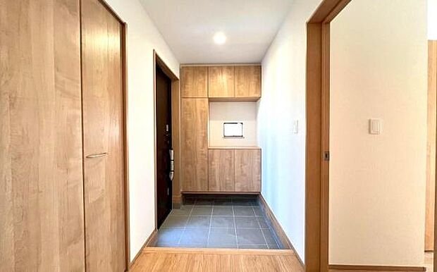 《玄関》　■玄関を開けると、エントランスホールがお出迎え。上がりがまちやシューズボックスがゆったりと構え、心地よさに包まれます。