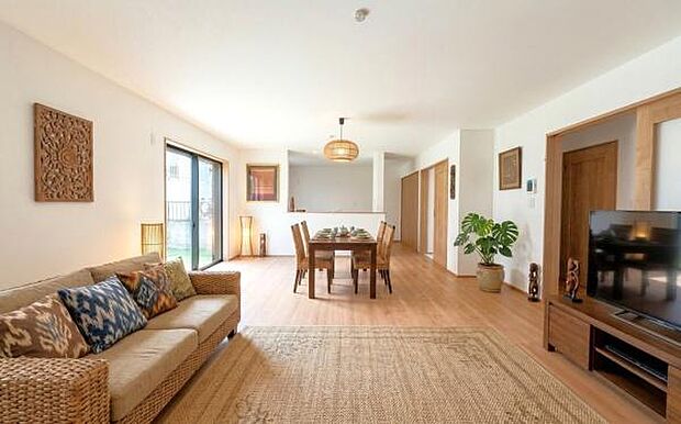 《リビングダイニング》　■本画像は家具家電や小物の配置をCGで作成しており、実際に現地に家具家電や小物は置かれておりません。また、価格に家具家電や小物は含まれておりません。