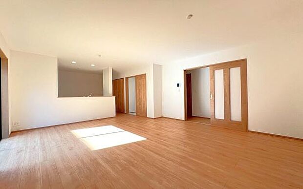 《リビングダイニング》　■豊かな光が照らすこの場所は、たわいもない会話を楽しみ、ゆったりとした時間を過ごす場所。家族の日常が刻まれる大切な空間です。自然光に溢れるこの空間はリフレッシュにピッタリです。