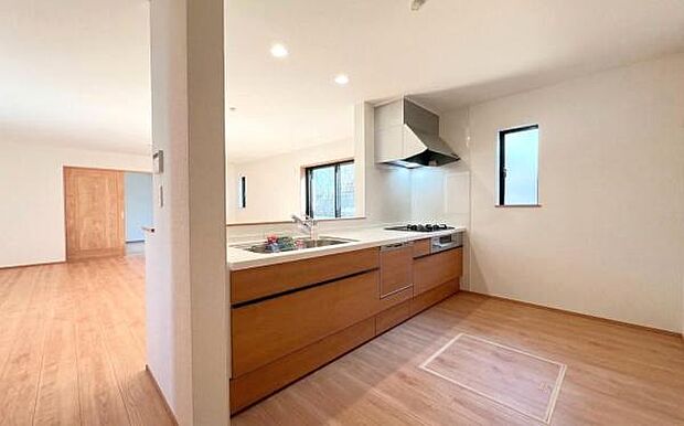 《ダイニングキッチン》　■会話を楽しみながら食事を味わう。一緒にいる時間が楽しい空間。カフェにいるような気分で毎日を過ごしたい。家族でいる時間を柔らかに包み込むインテリア。