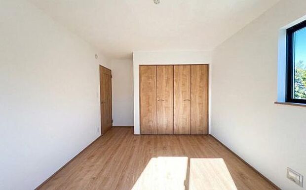 《子供部屋》　■お子様の成長を優しく見守る、明るい子供部屋。遊んだり、学んだり、時には一人の時間を過ごしたりと健やかな毎日を育む大切な場所。未来への第一歩を育む、かけがえのない空間です。