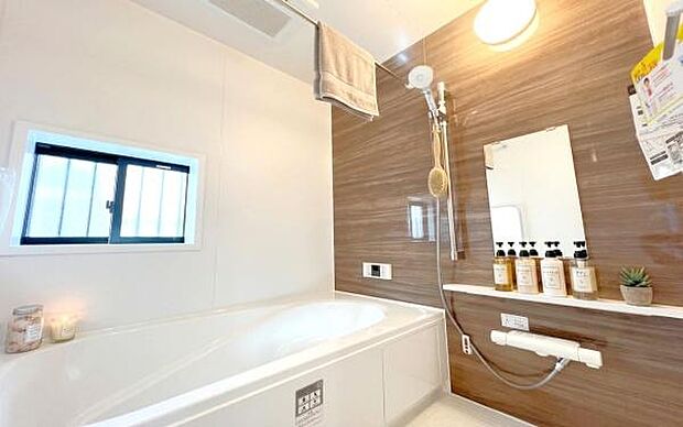 《浴室》 ■ホテルライクな上質バスタイムが毎日叶う!温もりと清潔感が融合した広々浴室。湯船に身を沈めれば、疲れが溶けていく贅沢なひとときを。(小物をCGで作成、実際に小物は配置されていません)