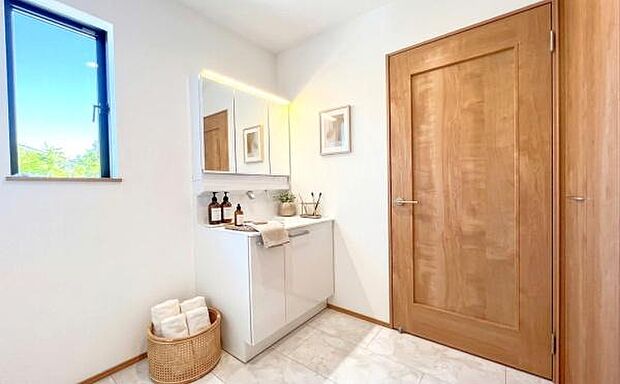 《洗面化粧台》■洗練されたデザインのおしゃれな洗面化粧台。広々とした空間が、贅沢なひとときを演出します。快適さと美しさを兼ね備えた洗面所（小物をCGで作成、実際に小物は配置されていません）