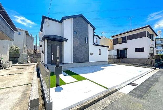 《外観》 ■一戸建ての多いエリア、静かで落ち着いた雰囲気。シンプルで美しいフォルム空気までクリーンになるような佇まい。心地よいライフスタイルが実現できるそんな予感。