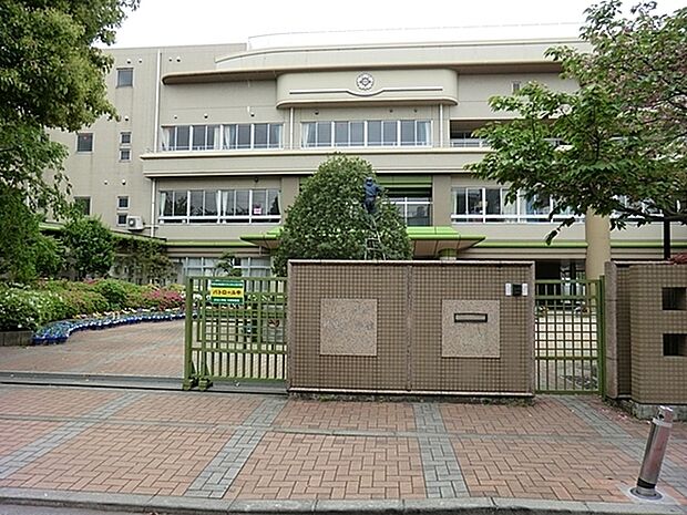 川崎市立井田小学校まで1052m